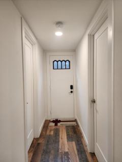 HomeSmart: Cozy Charm Meets High-Tech in Prime Area - Seattle - 6