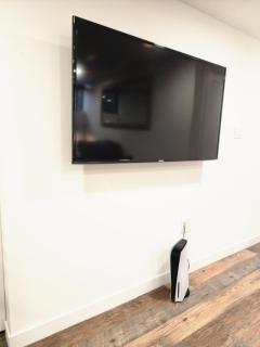 HomeSmart: Cozy Charm Meets High-Tech in Prime Area - Seattle - 2