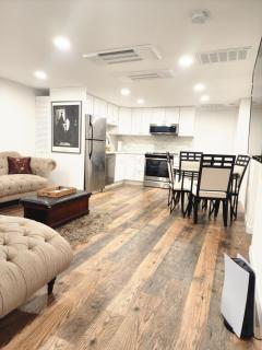 HomeSmart: Cozy Charm Meets High-Tech in Prime Area - Seattle - 3