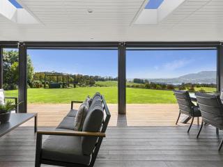 Lake Taupō Luxury Views with Spa Pool - 4