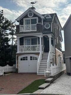 Beautifully Done 3 Bedroom Single Family Home Close To The Bay In Ship Bottom - Ship Bottom - 0