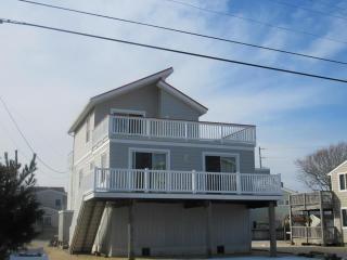 Raised Ranch Style House With 4 Bedrooms 2 Full Baths - Brant Beach - 9