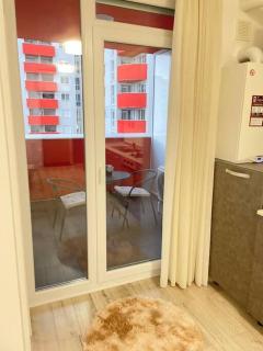 Sunlit Shelter * Ideal Location! Free Parking - 1