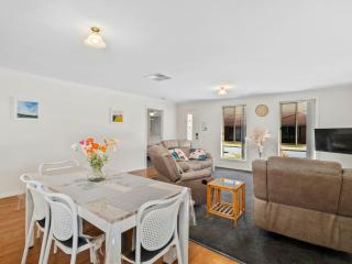 Pat's Place Sun and Lake - 5