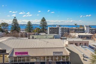 Louisa Court, 7,49 Donald St- Unit in the heart of town with stunning water views - Nelson Bay - 4