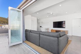 Louisa Court, 7,49 Donald St- Unit in the heart of town with stunning water views - Nelson Bay - 3