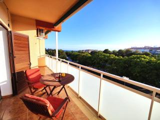 Sunny flat with balcony and sea views - 0