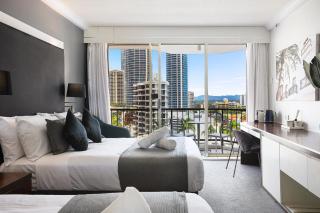 NEW Stunning Central Surfers Studio Apartment. - 5