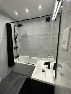 Remarkable 3-Bed Apartment in London - Hendon - 1