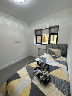 Impeccable 2-Bed Apartment in London - Hendon - 8