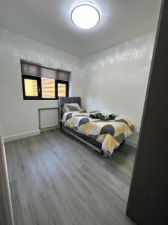 Impeccable 2-Bed Apartment in London - Hendon - 3