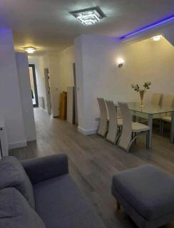 Impeccable 2-Bed Apartment in London - Hendon - 6