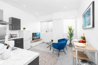 Modern Apartment in Brierley Hill - Secure Parking - Wifi & Netflix - Excellent Value - 11O - Brierley Hill - 2