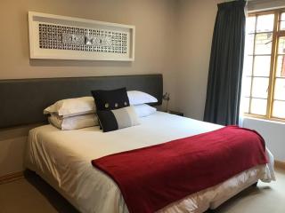 On Special Furnished 2 Bedroom Apartment - Bloemfontein - 9