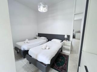 Sunshine Court Apartment No 4 - 7