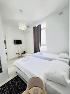 Sunshine Court Apartment No 4 - 6