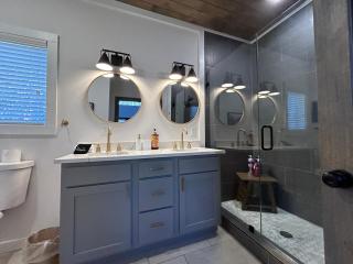 Modern Luxury Cabin W Hot Tub - Sevierville - 2