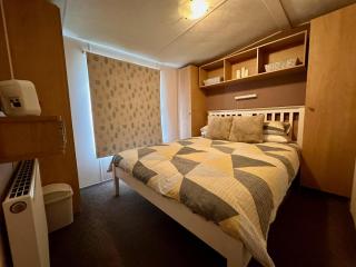 Great Caravan With Wifi And Decking At Dovercourt Holiday Park Ref 44806C - Great Oakley - 3