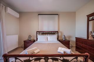 Villa Aris: A Serene Experience, 3BRs, Pool & Bbq - Magnisía - 7
