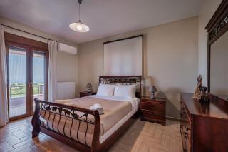Villa Aris: A Serene Experience, 3BRs, Pool & Bbq - Magnisía - 4