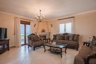 Villa Aris: A Serene Experience, 3BRs, Pool & Bbq - Magnisía - 2