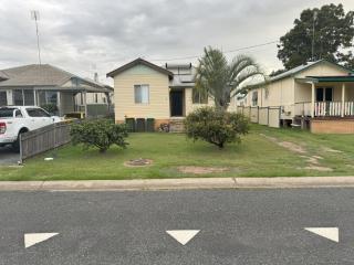 Massive 3 Bedroom Home with backyard - South Grafton - 7