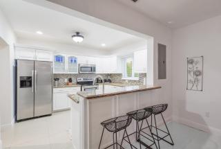 Discover Serenity in this Tranquil Miami Home - Miami - 8