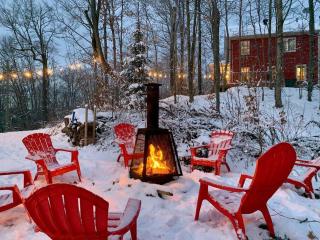 Nature retreat with HOT TUB and lake access & watercraft - 0