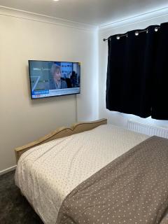 Lovely Two Bedroom Flat - Thamesmead - 6