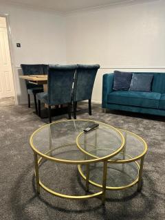 Lovely Two Bedroom Flat - 9