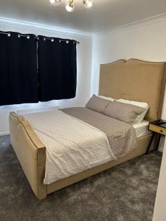 Lovely Two Bedroom Flat - 5