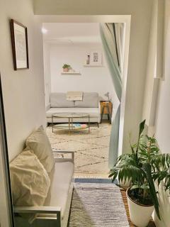Modern flat & balcony in historic West Kensington - 9