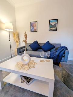 2-Bed, Sleeps 5, 2 Bath, Parking, WiFi - Colchester - 0