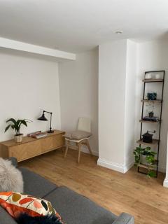 Stylish Garden Flat - 7