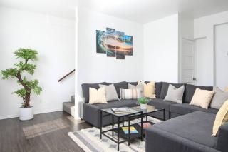 3 Bedroom 2 Bath House with Parking - 10 Guests - 9