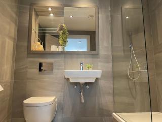 Modern 2 Bedroom City Centre Apartment w Balcony - 5