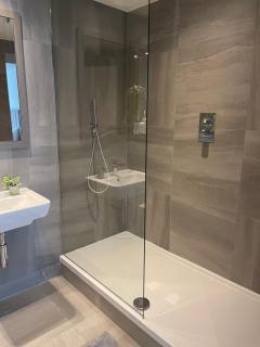Modern 2 Bedroom City Centre Apartment w Balcony - 3