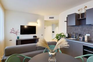 JACK LAKE, a stone's throw from the lake - 1