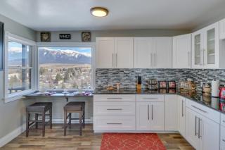 Eureka Getaway with Hot Tub and Mountain Views! - Eureka - 7