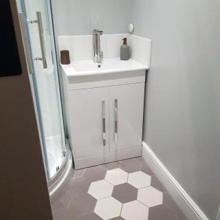 Modern 1-bed apartment, plus parking, near Oxford and the JR - 2