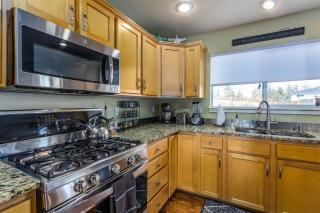 Wildflower Getaway HALF acre yard firepit hot tub bikes Dogs OK - 2