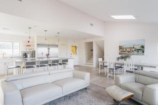 Spacious and Bright 5-Bedroom Oasis Pool and Yard - 3