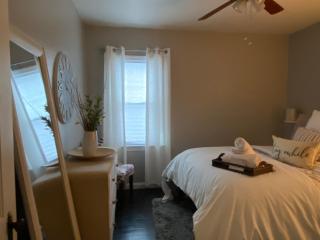 2 Whole Apartments Combined, Big House for Large groups 4 beds, 1 futon , Pet Friendly - South Euclid - 6