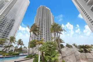 Beachfront Resort Suite with Views - 3