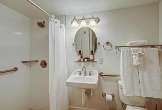 Cute 1 bedroom unit located in Condo Hotel in the heart of Coconut Grove Free Parking - 4