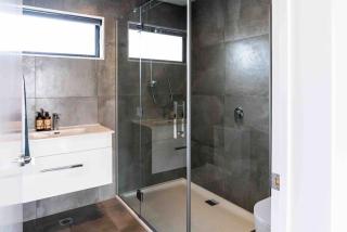 New State Of The Art Sunny Warm free Park - 1