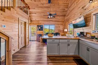 Goal Set for 2026 at Cozy Cabin - 10 min to Parkway - Mt View- Hot Tub - Hammock - 9