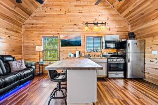 Private Cozy Cabin with Hot Tub & Fall Colorful Views - Only 10 min to The Parkway - 7