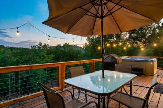 SUMMER DEALS! - 10 min to Parkway - Mt View- Hot Tub-Cozy Cabin - Sevierville - 4