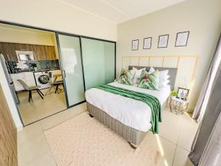 Deluxe Apartment in Sandton - 6